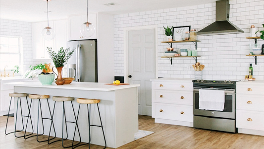 Biała kuchnia z modnymi dodatkami