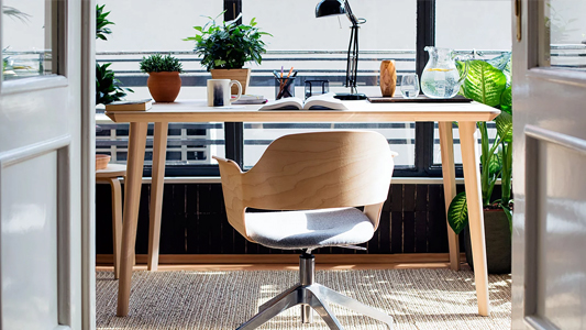 Domowe biuro w duchu soft glam