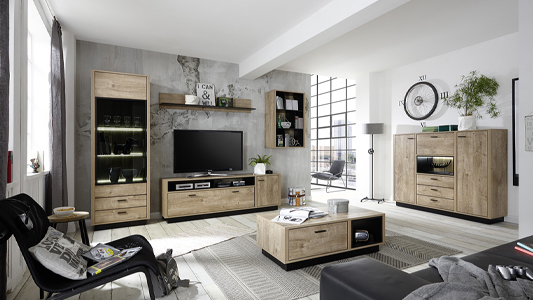 Industrialny salon z meblościanką w roli głównej