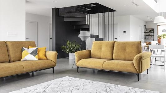 Kanapa w środku salonu – wady i zalety