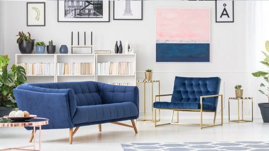 Kolor navy we wnętrzach – meble i dodatki