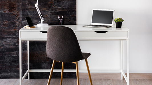 Miejsce do pracy – wybieramy biurko