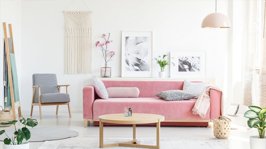 Na kanapie jak na chmurce - salon w pastelowych kolorach