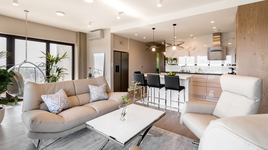 Strefa dzienna ze złotymi akcentami