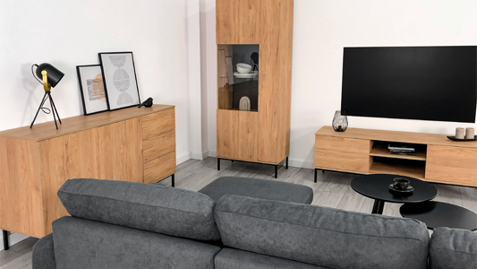 Szarość i drewno - duet idealny do każdego wnętrza? Praktyczne aranżacje i meble