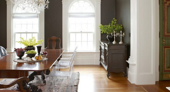 Jak oswoić „ducha”, czyli inspirujące aranżacje z transparentnymi krzesłami