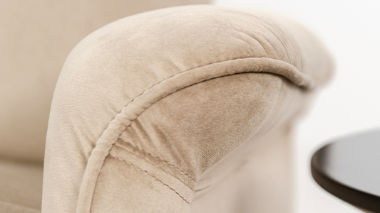 Welurowe kanapy czy sofy – który wybór jest najlepszy dla Twojego salonu?