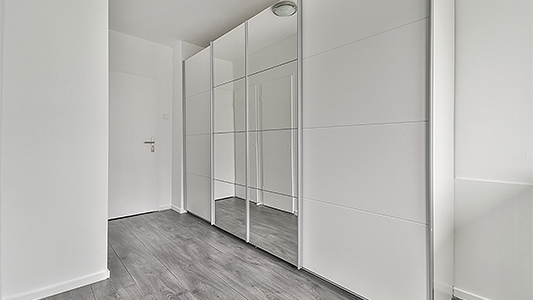 Wybieramy szafę – z lustrem czy bez?